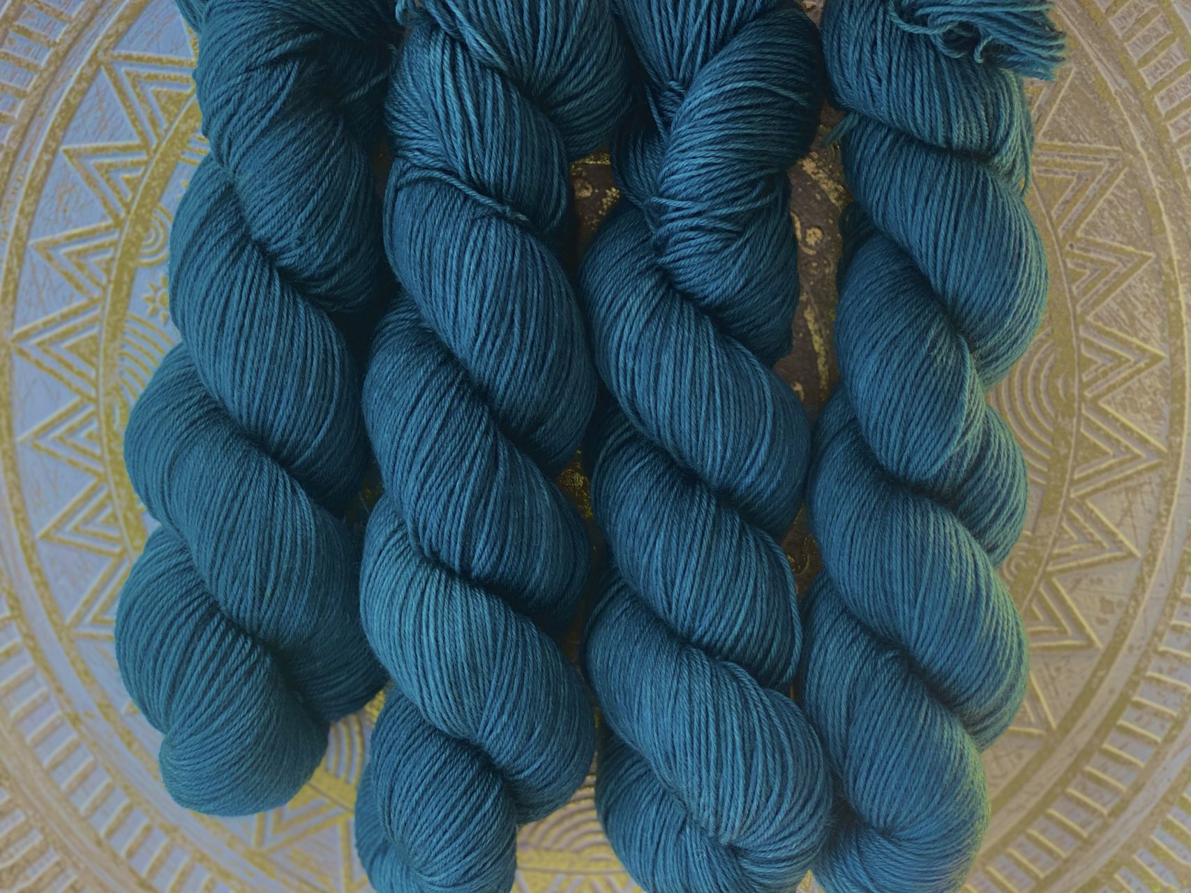 4-fach Sockenwolle fine - semi solid - Echoes of the Abyss – Bild 4