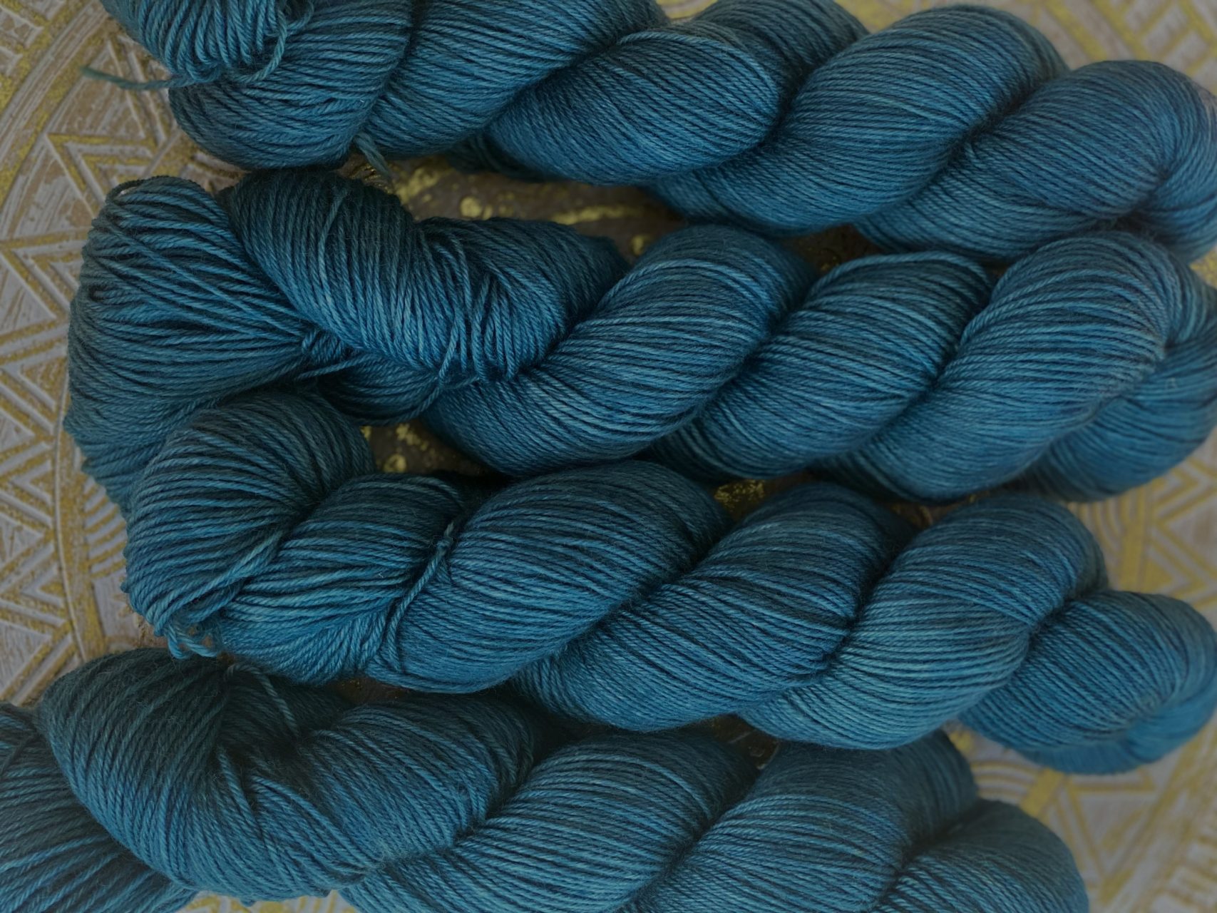 4-fach Sockenwolle fine - semi solid - Echoes of the Abyss – Bild 3