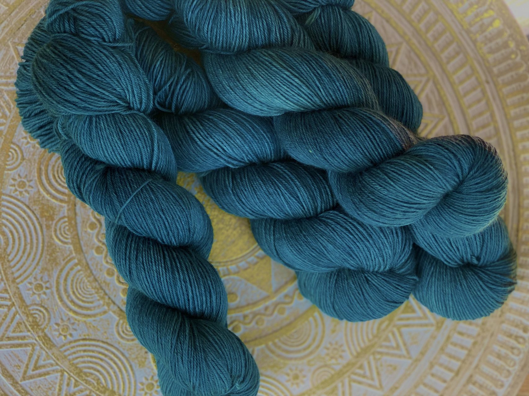 4-fach Sockenwolle fine - semi solid - Echoes of the Abyss – Bild 2