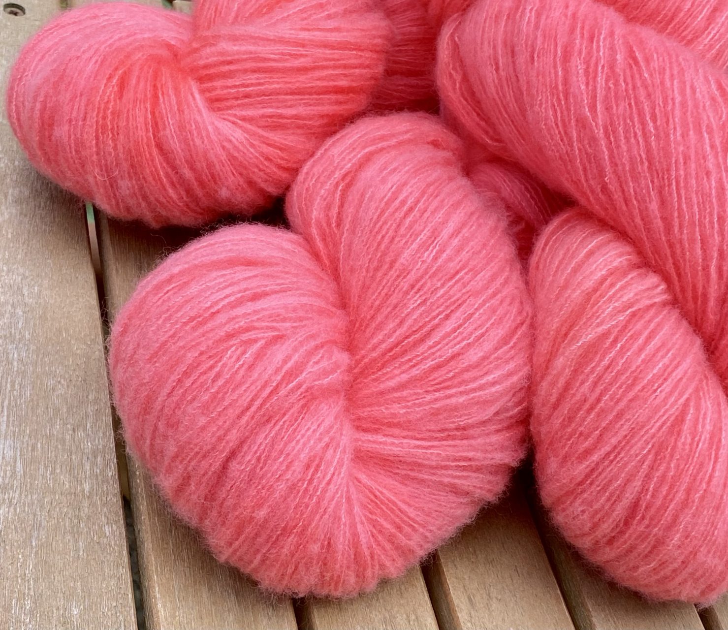 Kuschelwolke Merino|Seide|Kaschmir 50g - semi solid - Tropical Melon – Bild 4