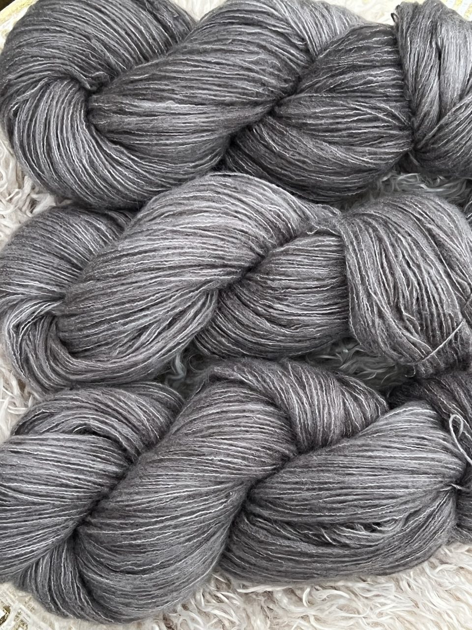 Kuschelwolke Merino|Seide|Kaschmir 50g - semi solid - Steel – Bild 2