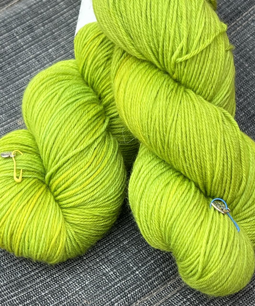 4-fach Sockenwolle extra fein - semi solid - Be Green – Bild 2