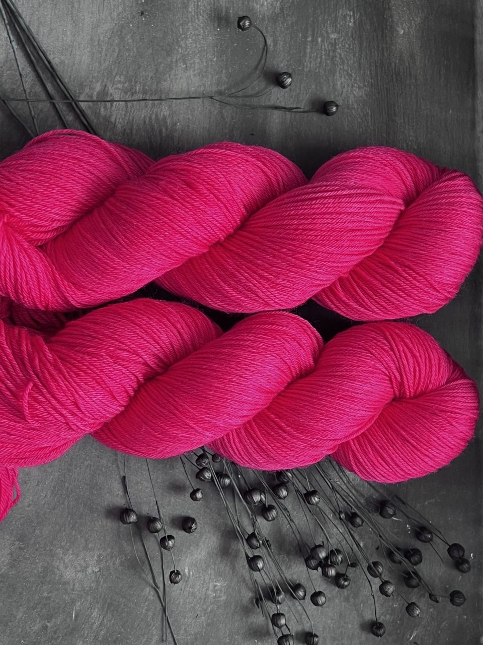 4-fach Sockenwolle extra fein - semi solid - Volt – Bild 3