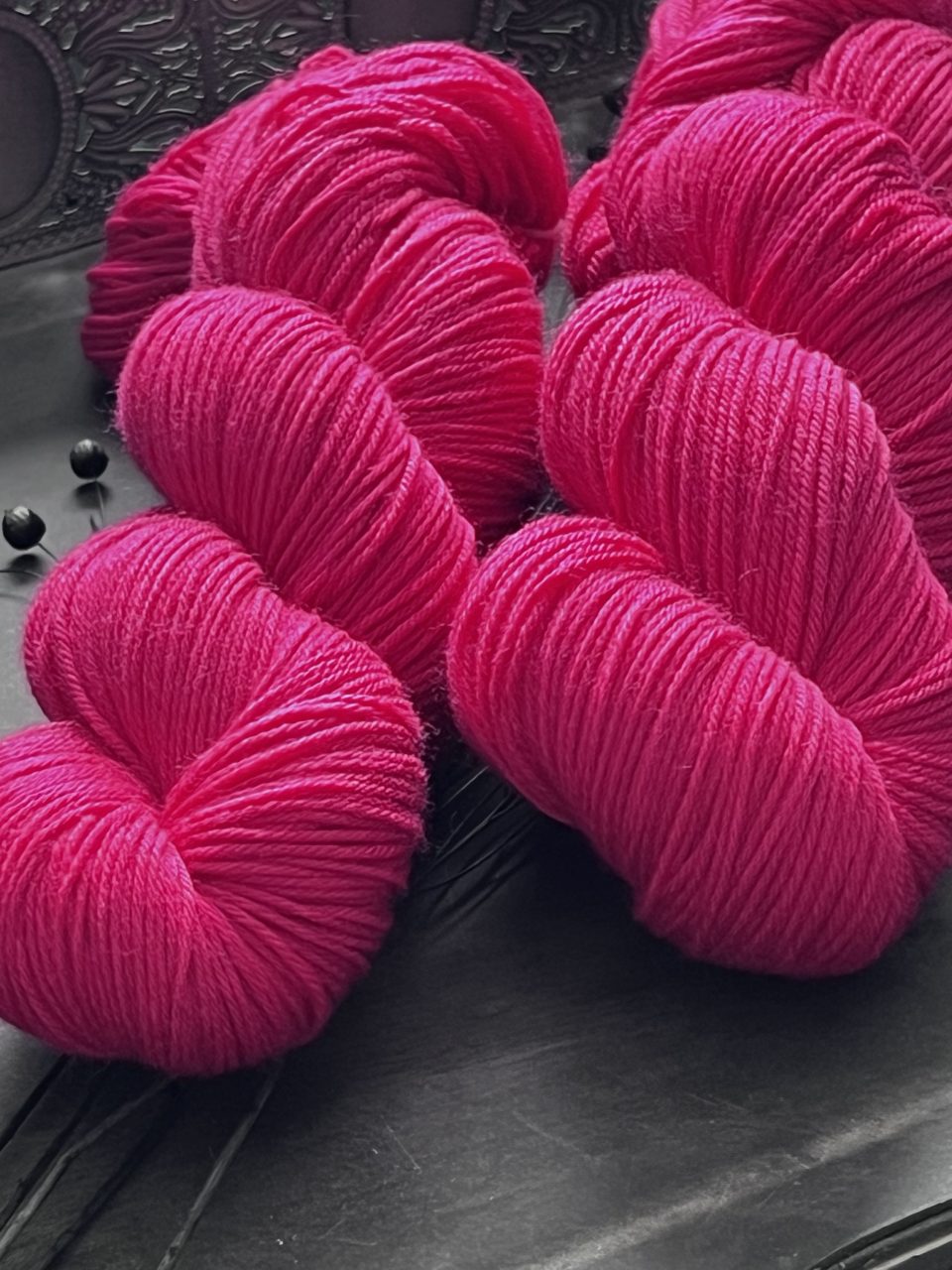 4-fach Sockenwolle extra fein - semi solid - Volt – Bild 2