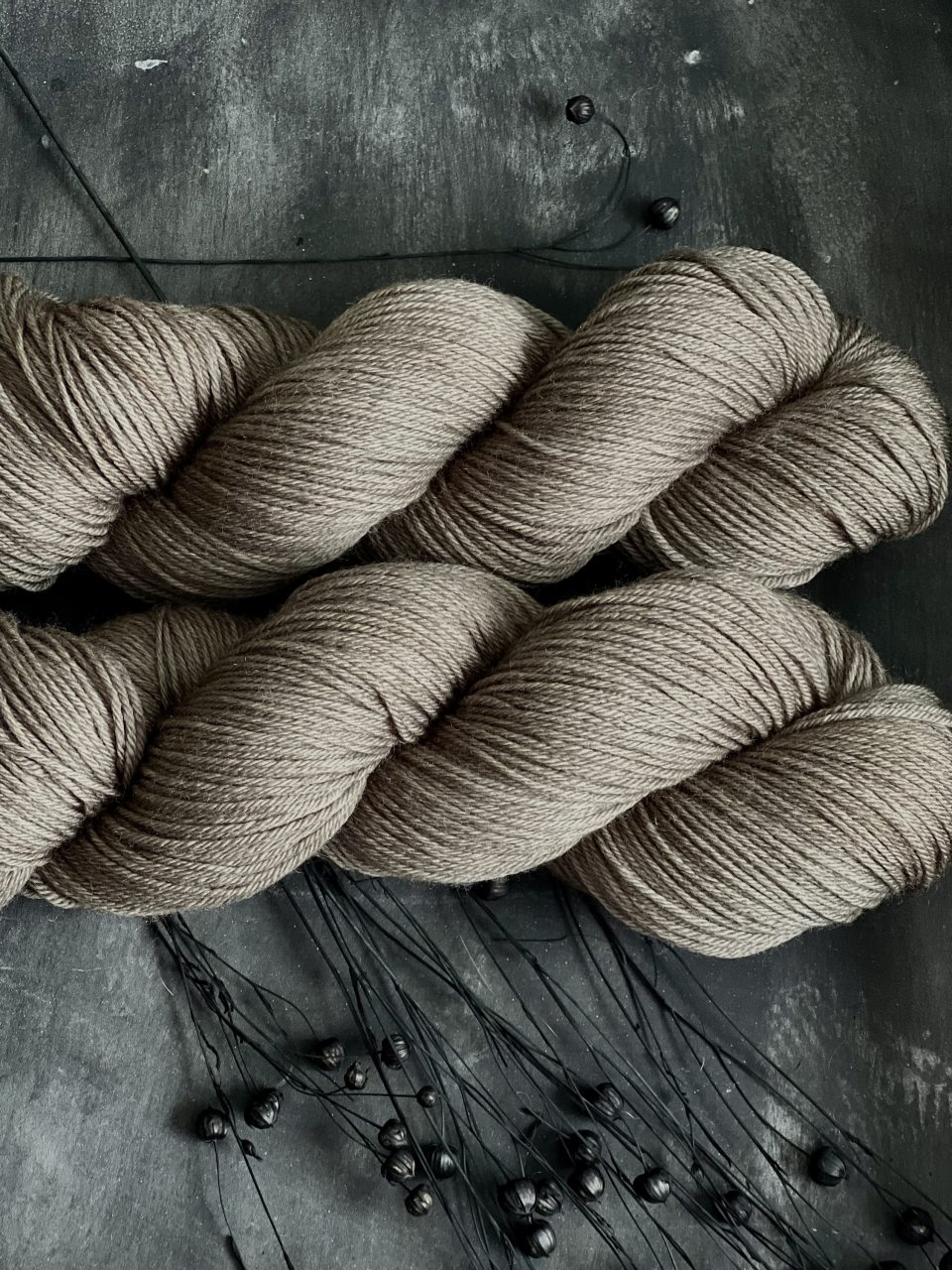 4-fach Sockenwolle extra fein - semi solid - Grayish Green – Bild 3