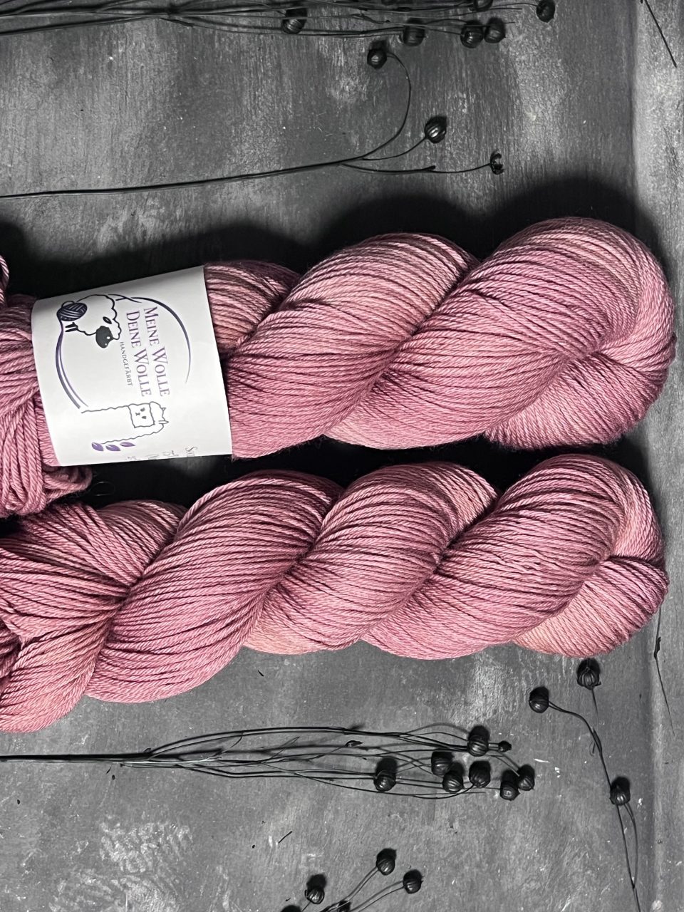 4-fach Sockenwolle extra fein - semi solid - Mauve Mirage – Bild 3