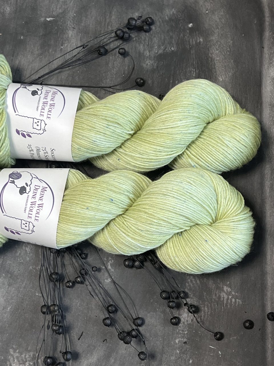 4-fach Sockenwolle extra fein - semi solid - Pistachio Blue Pepper – Bild 3