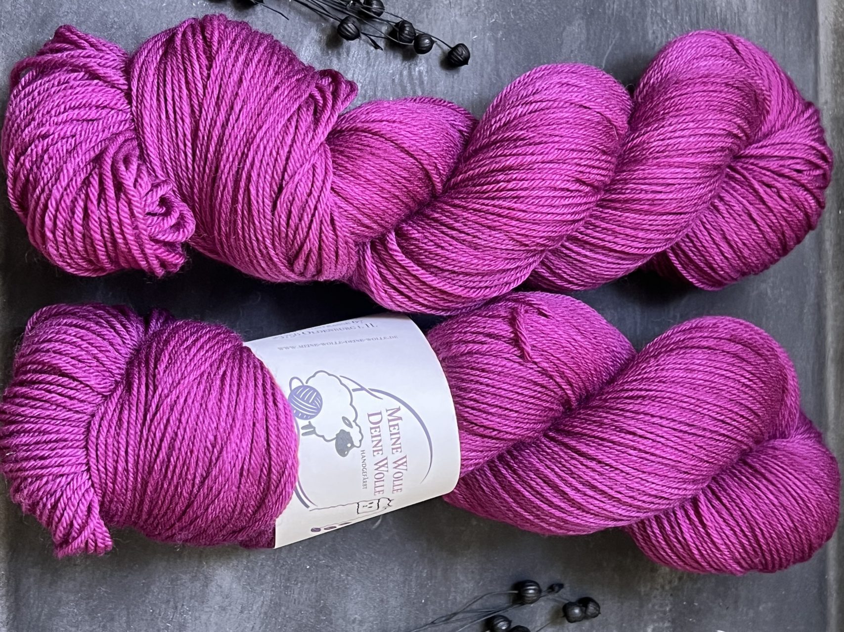 4-fach Sockenwolle extra fein - semi solid - Purple Haze – Bild 3
