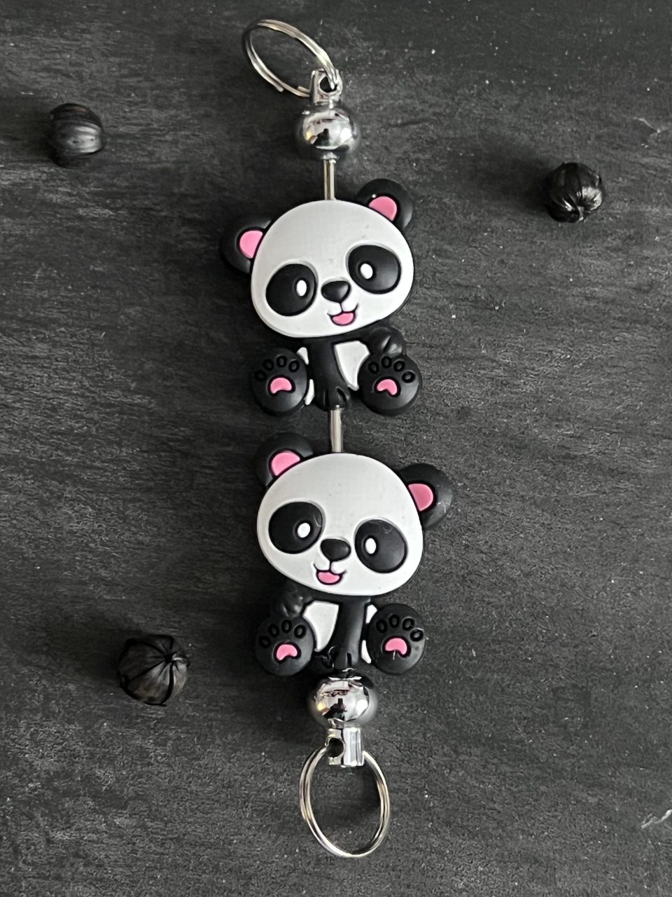 Maschen-/Nadel-Stopper - 1 Set mit 2 Stoppern - Pandabär mit rosa Ohr
