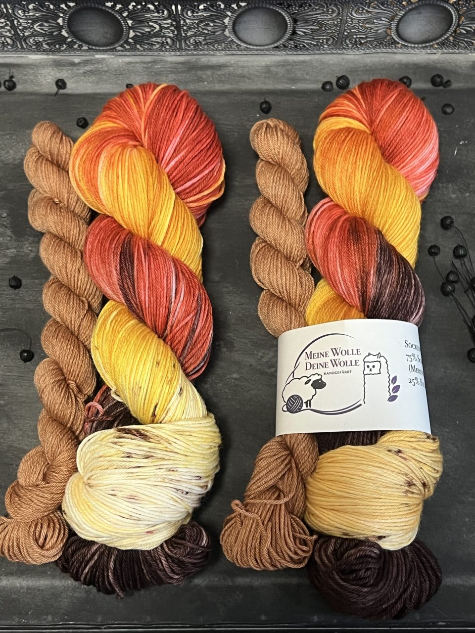 4-fach Sockenwolle extra fein - Autumn Fire mit Mini