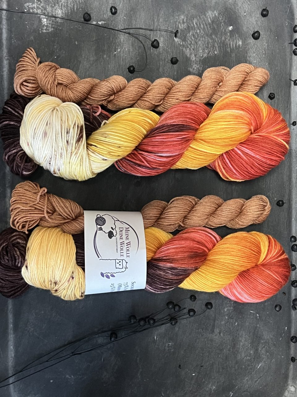 4-fach Sockenwolle extra fein - Autumn Fire mit Mini – Bild 3